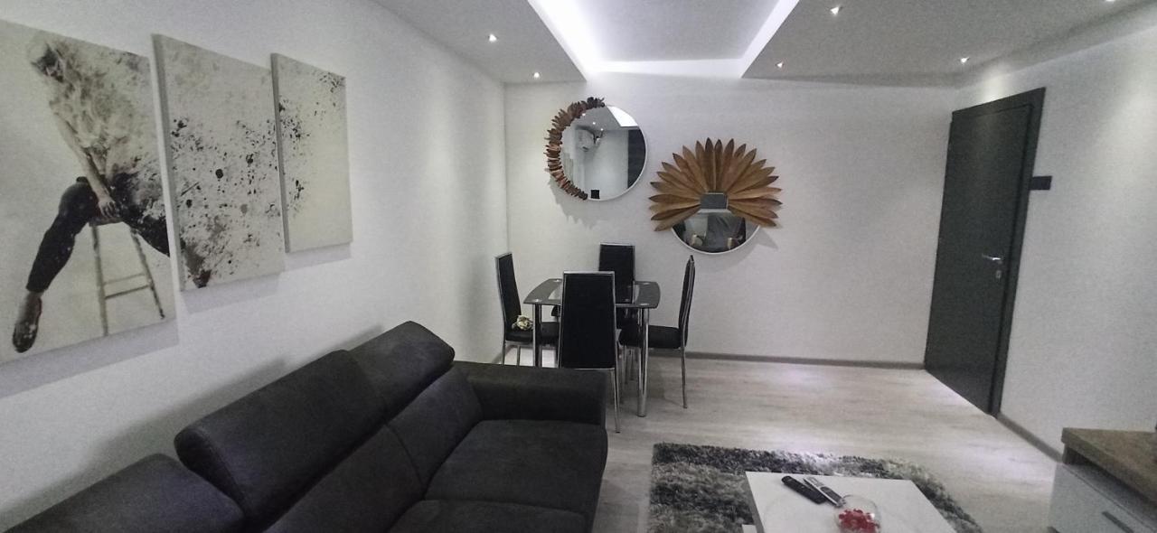 Lux 7, Parking Apartment Nis