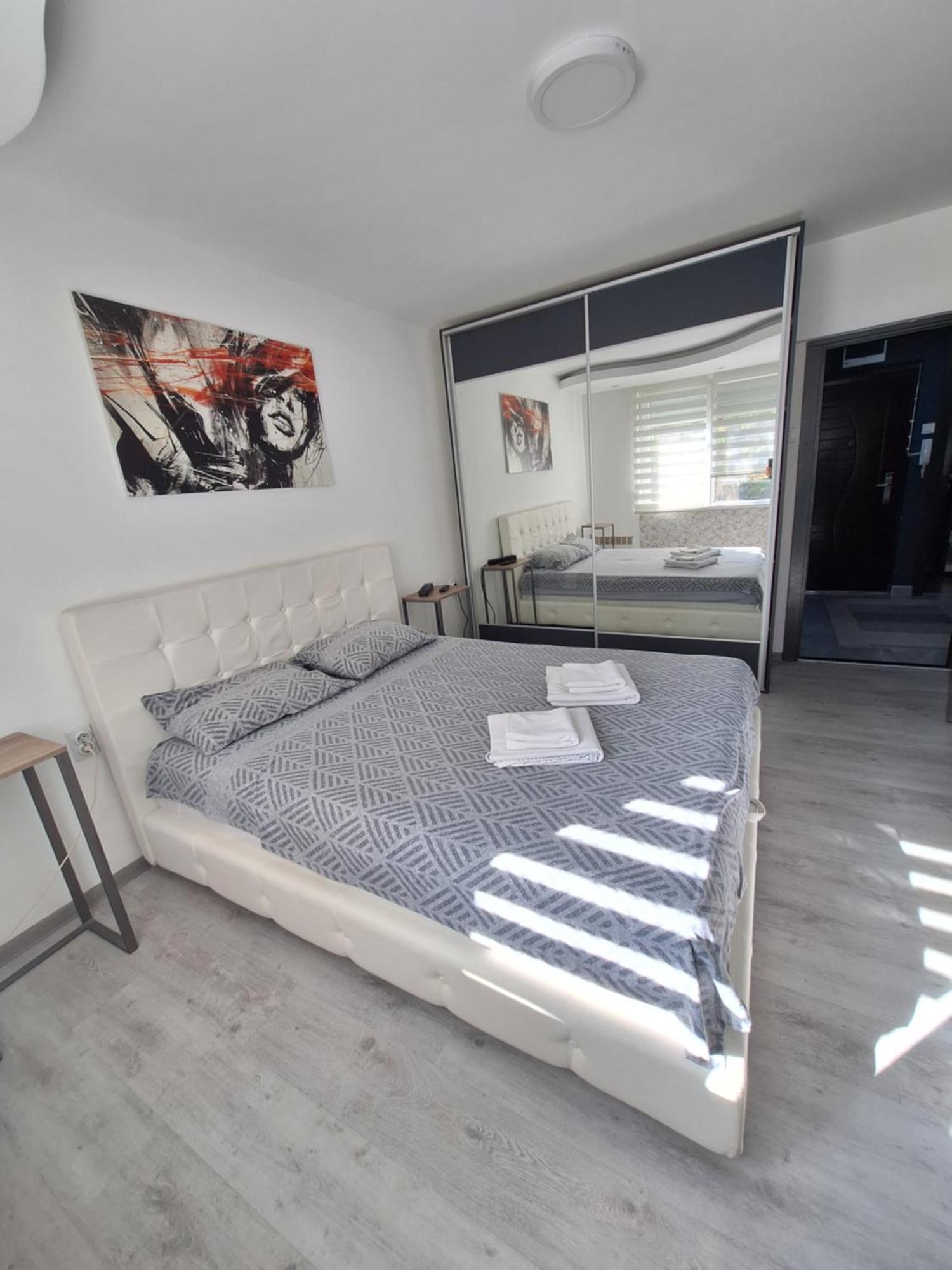 Lux 7, Parking Apartment Nis